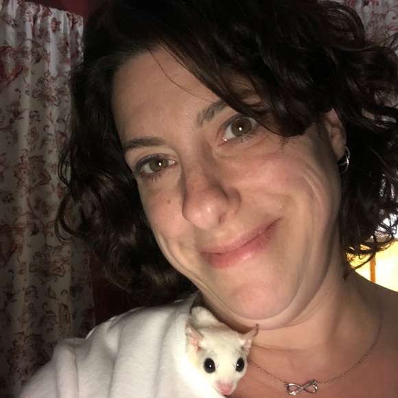 Meet your Posher, Malinda - Picture 1 of 3